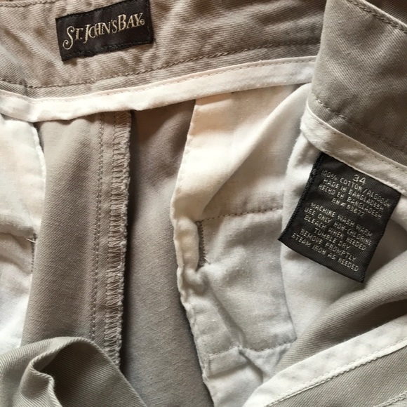 Men’s St. John’s Bay khaki shorts - Picture 3 of 3